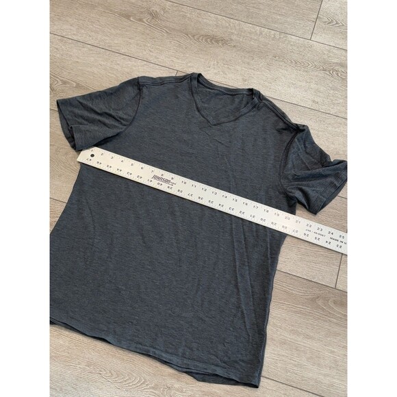 Lululemon Shirt Men’s Large Tee Active Gym Workout Athleisure V-neck Shirt - Picture 5 of 6
